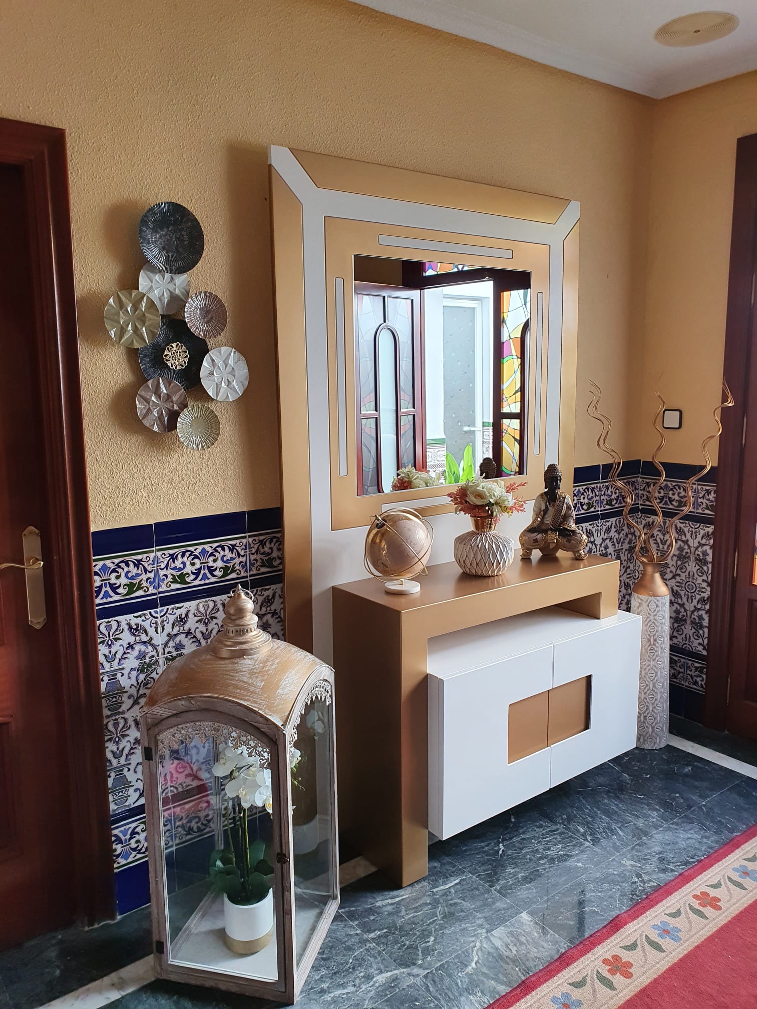 Mueble de entrada a medida con espejo y consola en madera