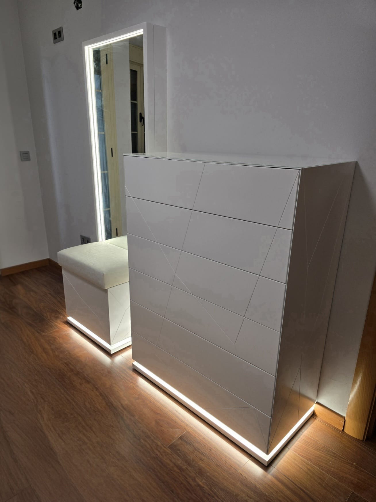 Zapatero a medida con iluminación LED integrada